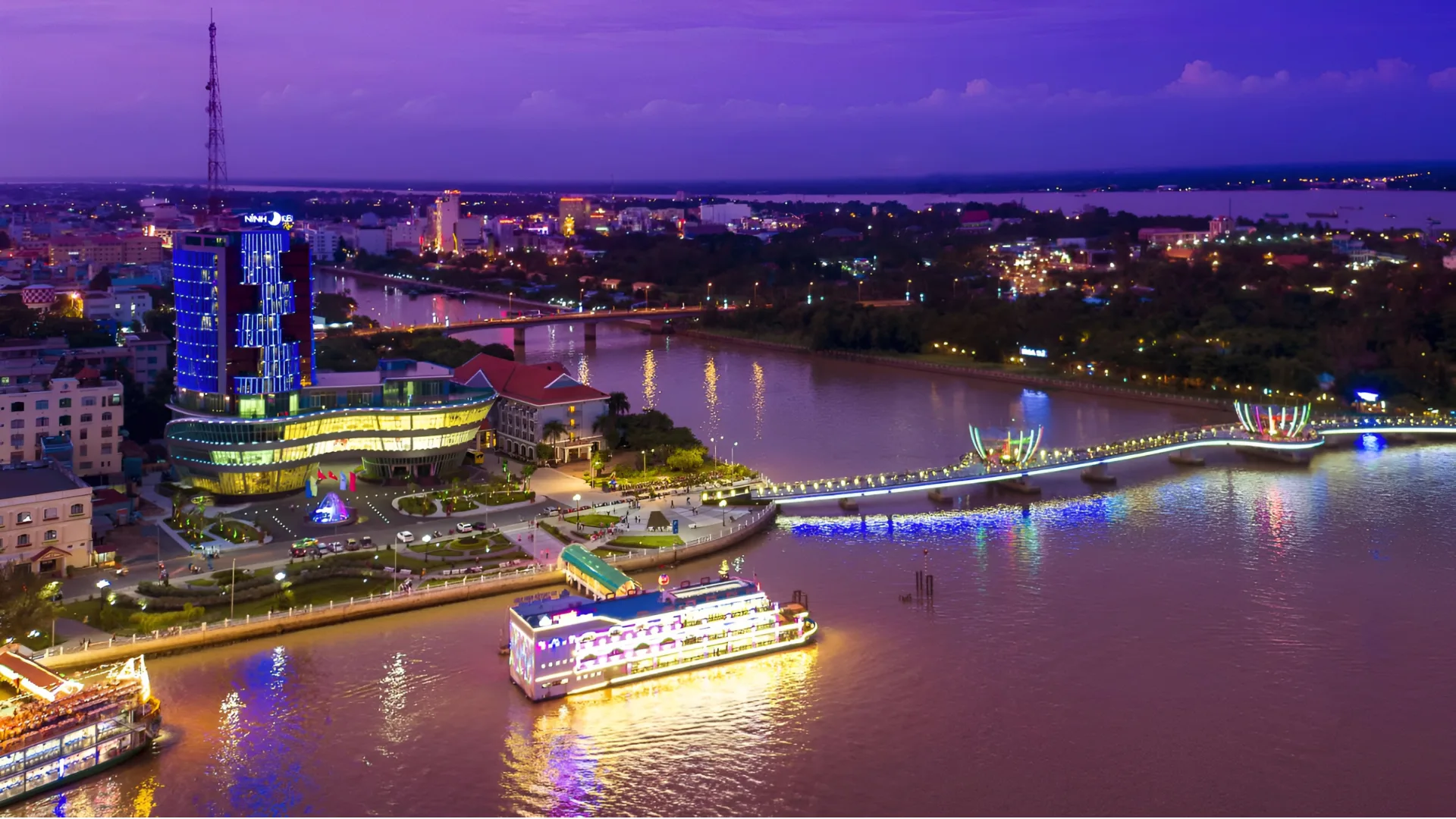 Du thuyền Ninh Kiều