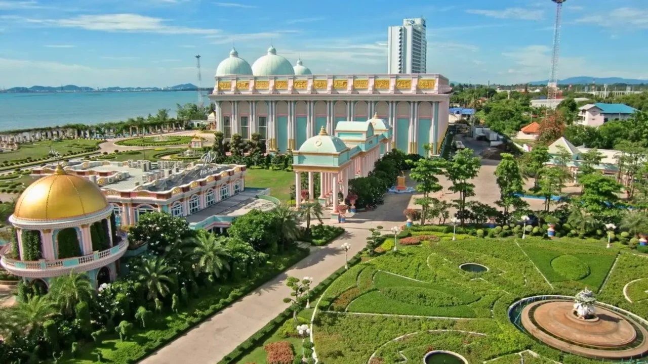 Lâu đài tráng lệ ở Pattaya, kiến trúc hoàng gia và khung cảnh ấn tượng