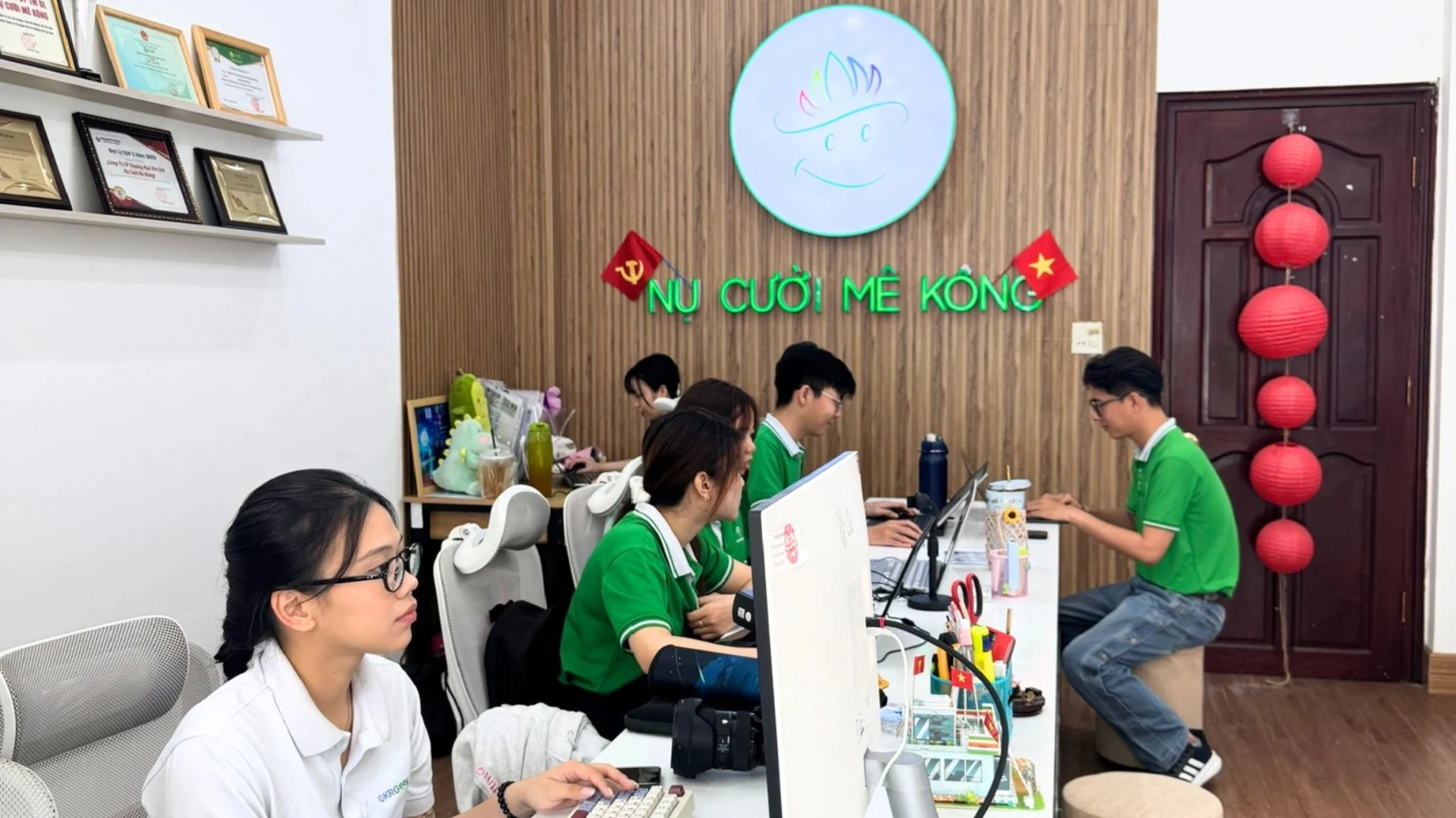 Nhân viên làm hộ chiếu tại văn phòng