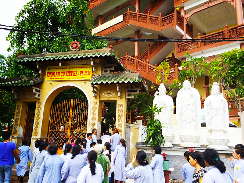 Phật tử hành hương về chùa ngày lễ