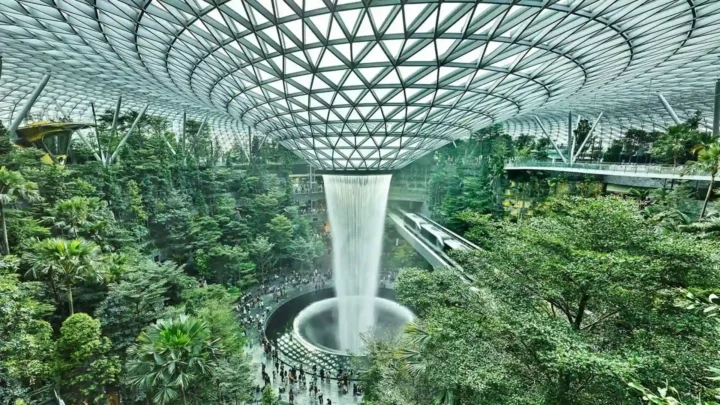 Thác nước Jewel Changi tại Singapore