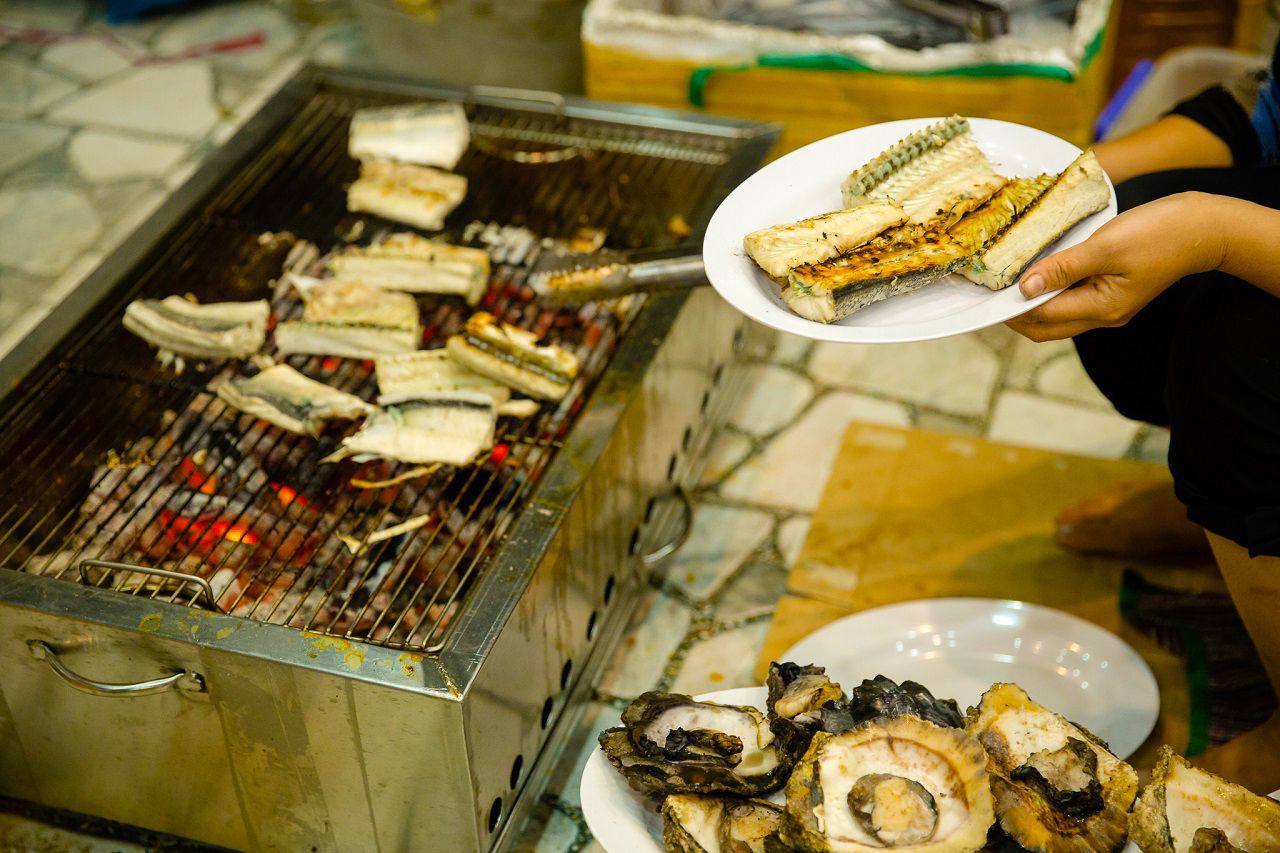 Thưởng thức hải sản BBQ ngon- Tour Sài Gòn Nam Du 2 ngày 1 đêm