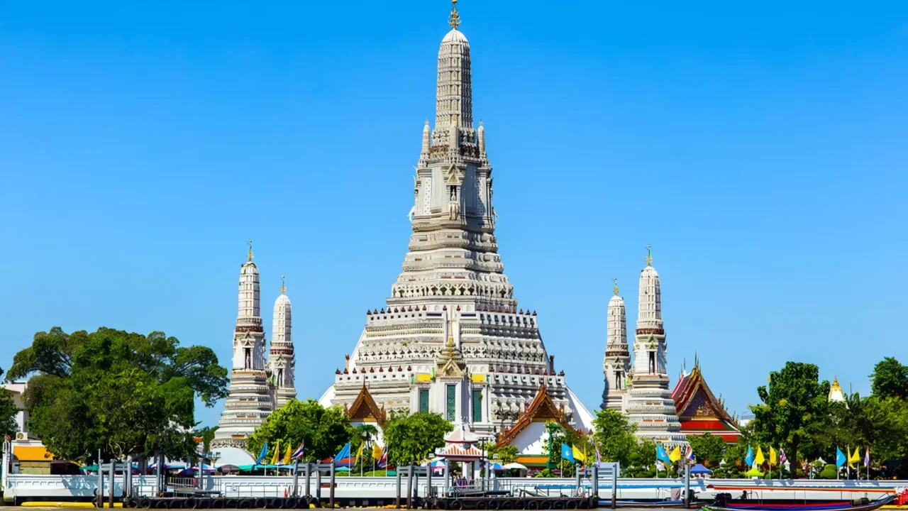 Wat Arun - Chùa Bình Minh Ngôi chùa nổi tiếng ở Bangkok, nằm bên bờ sông Chao Phraya, với kiến trúc tháp cao tinh xảo, là biểu tượng văn hóa tôn giáo quan trọng của Thái Lan
