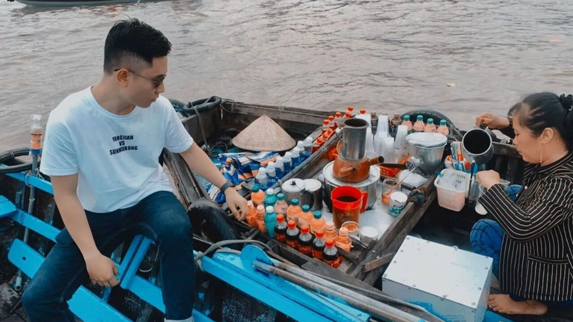 Du khách đang thưởng thức ly cà phê nóng hổi