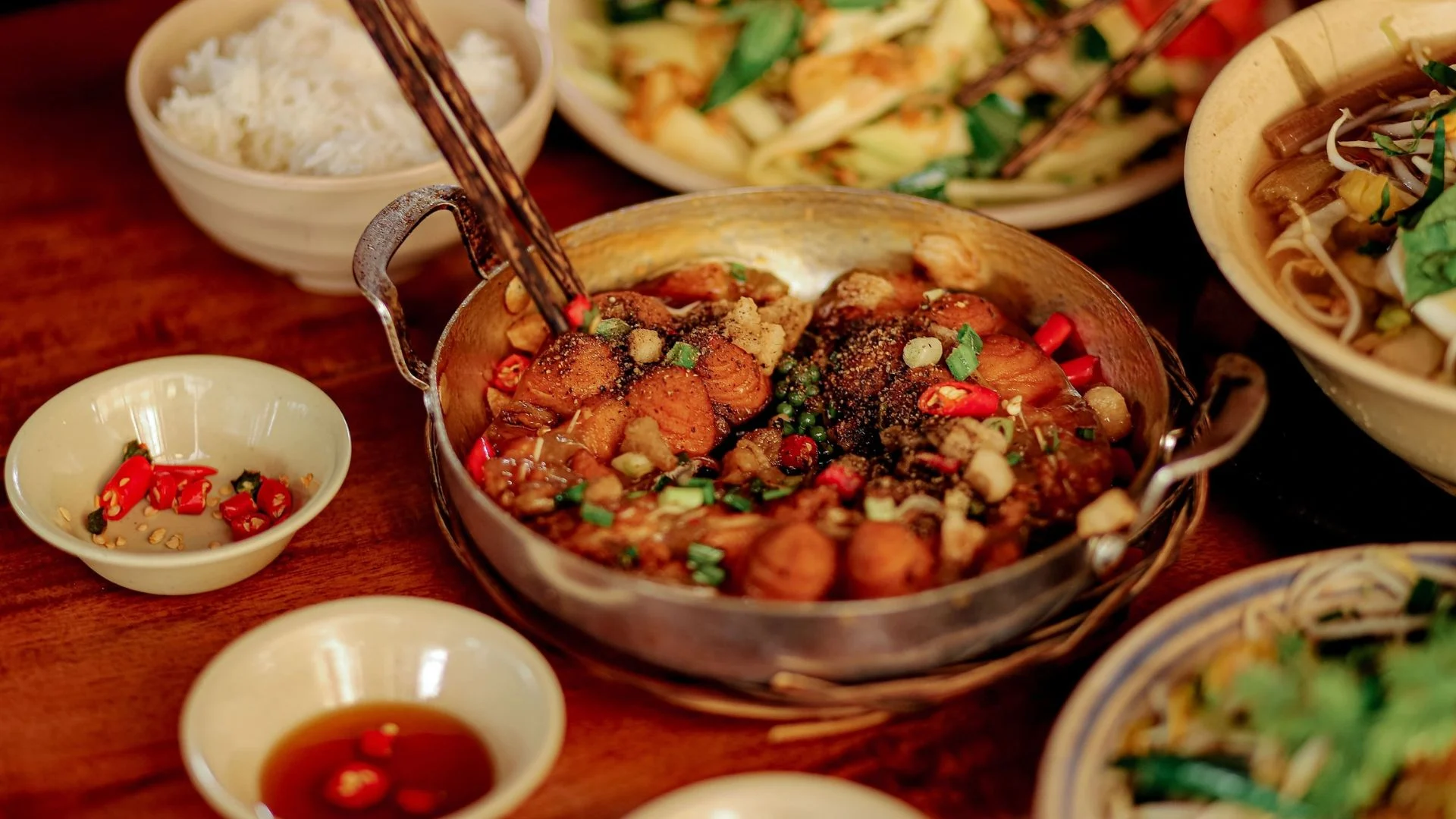 Mâm cơm với các món ăn dân dã đặc sản miền Tây