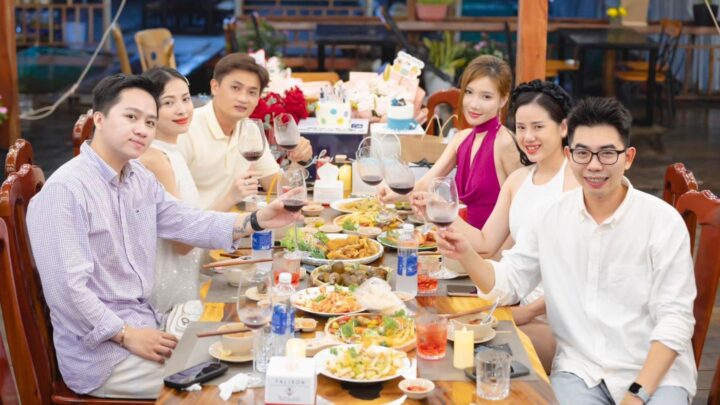 du khách ăn uống trên bè nổi