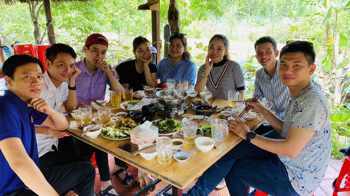 Dùng bữa cơm gia đình tại Cồn Sơn