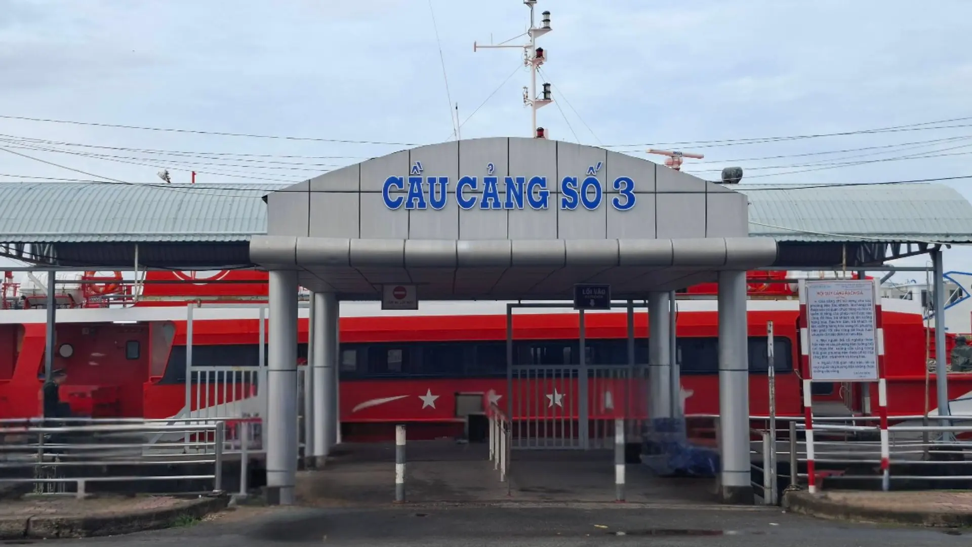 Tàu cao tốc chờ đón khách tại Cầu cảng số 3 Rạch Giá