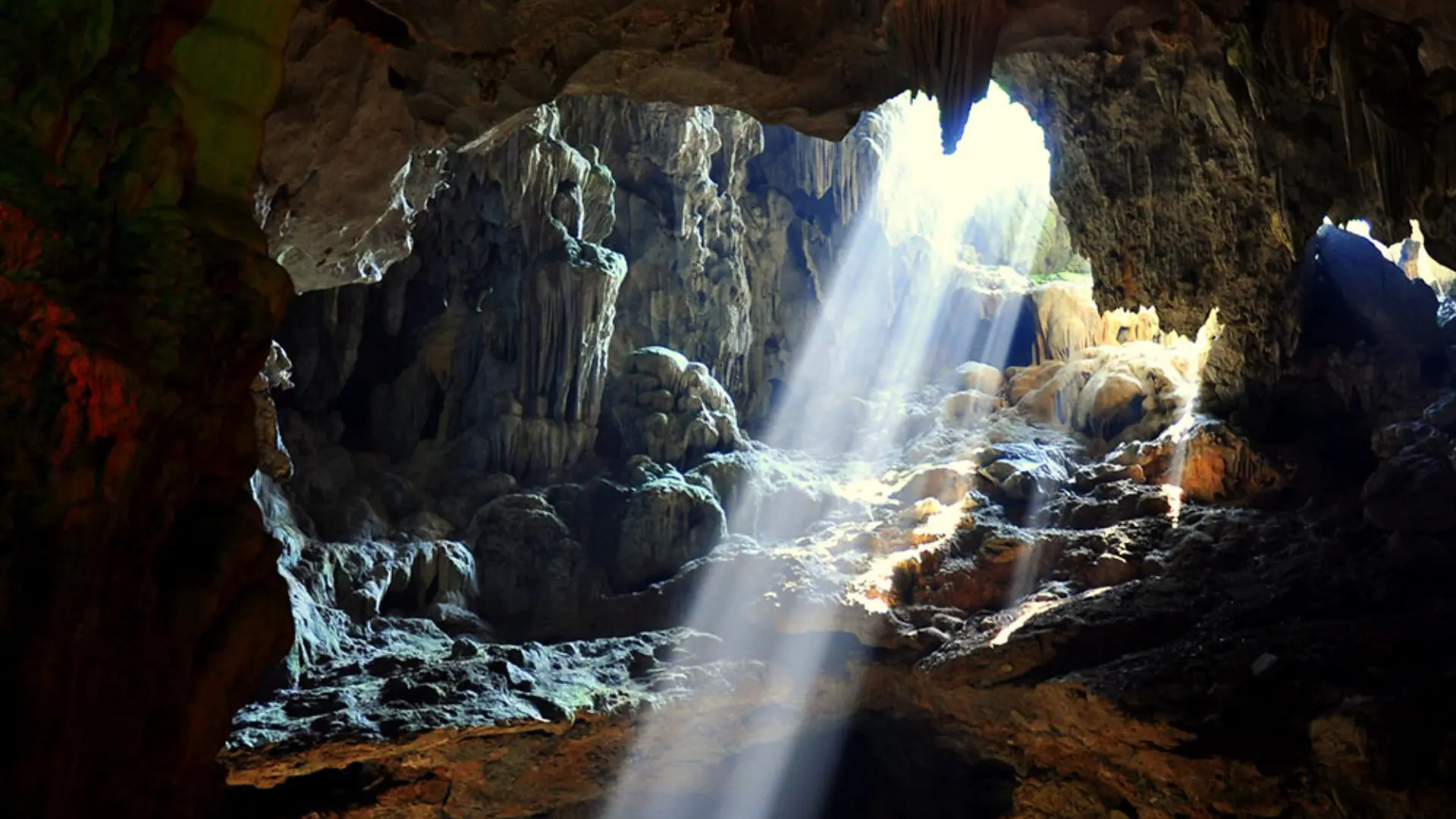 Ánh sáng tự nhiên chiếu vào Động Thiên Cung