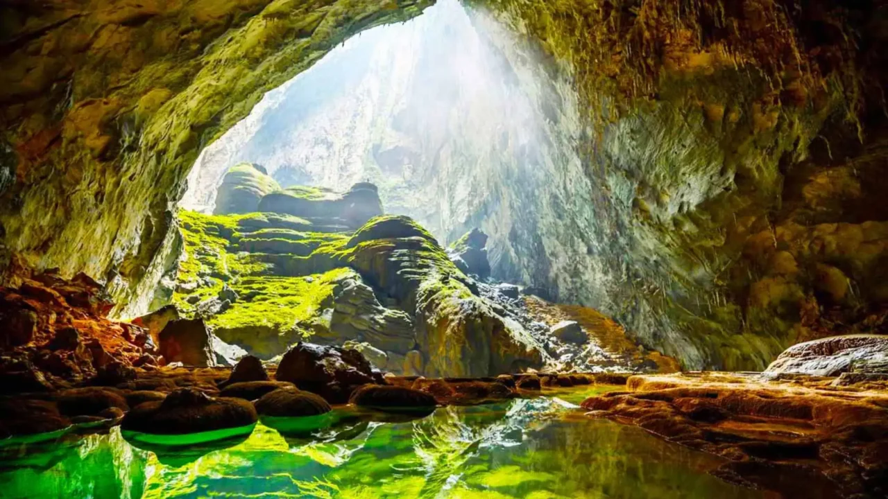 Ánh sáng tự nhiên từ vòm đá, cảnh đẹp Động Phong Nha.