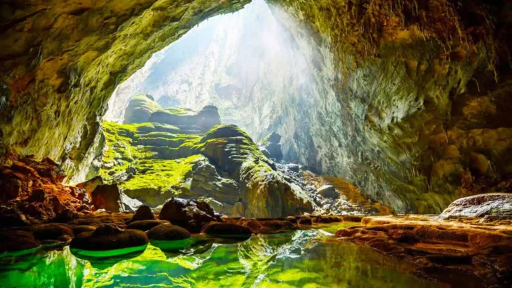 Ánh sáng tự nhiên từ vòm đá, cảnh đẹp Động Phong Nha.