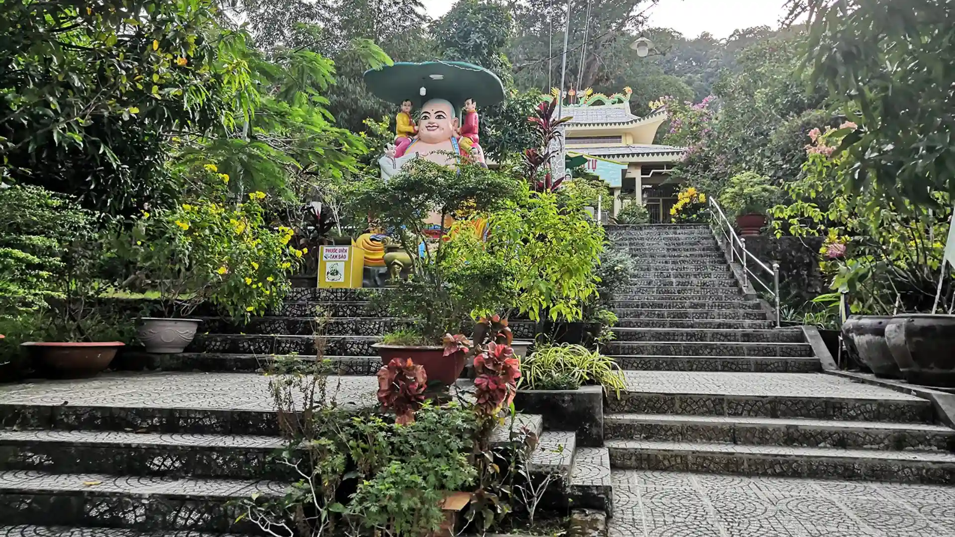 bậc thang lên chùa sư muôn