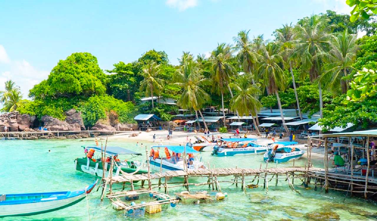 Bãi biển Móng Tay thu hút nhiều du khách đến tham quan