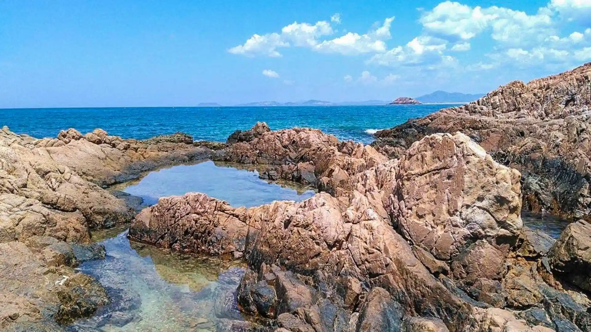 Hòn Ngang thuộc Bãi Xếp Quy Nhơn