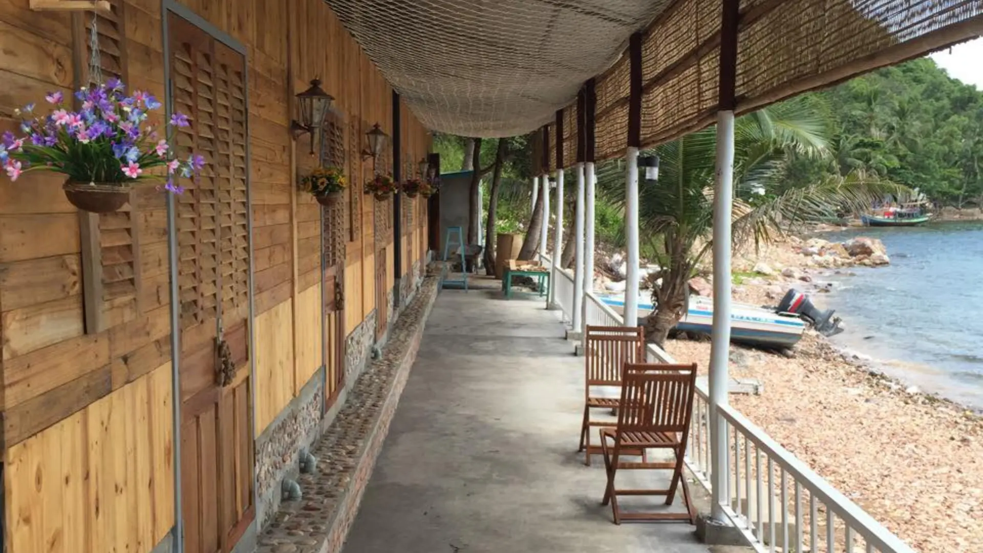 Các phòng và bãi sỏi tại Bãi Sỏi Beach Resort