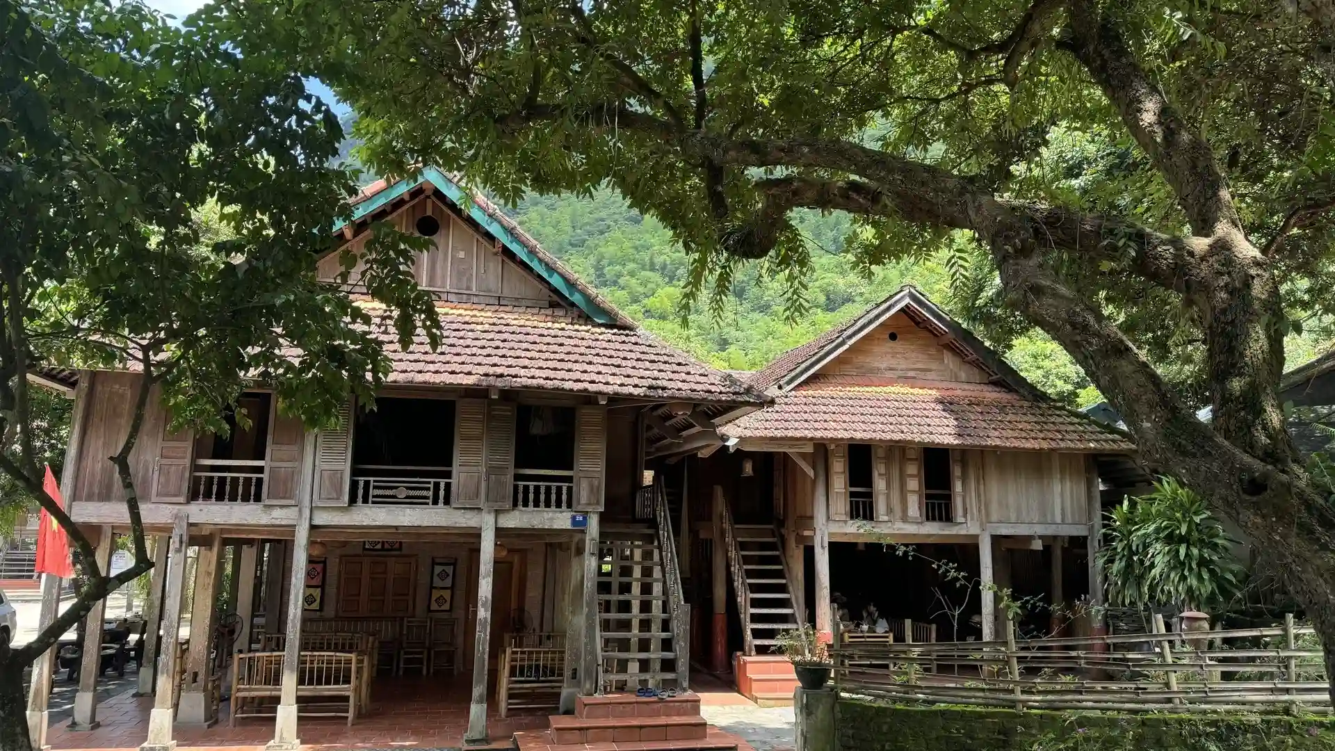 Bản làng người Thái cách đèo Khau Phạ khoảng 6-8km