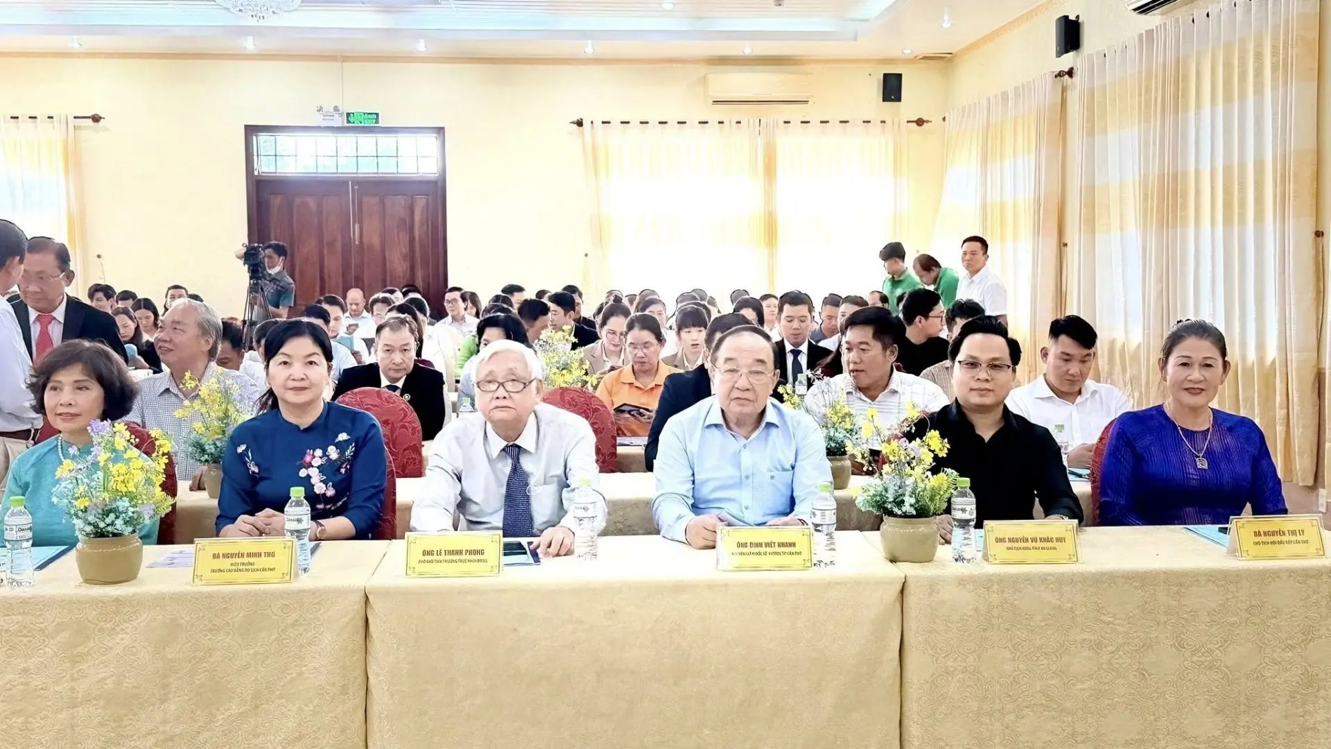 Ban lãnh đạo các doanh nghiệp du lịch và Nụ Cười Mê Kông tại phiên họp Hiệp hội Du lịch TP. Cần Thơ