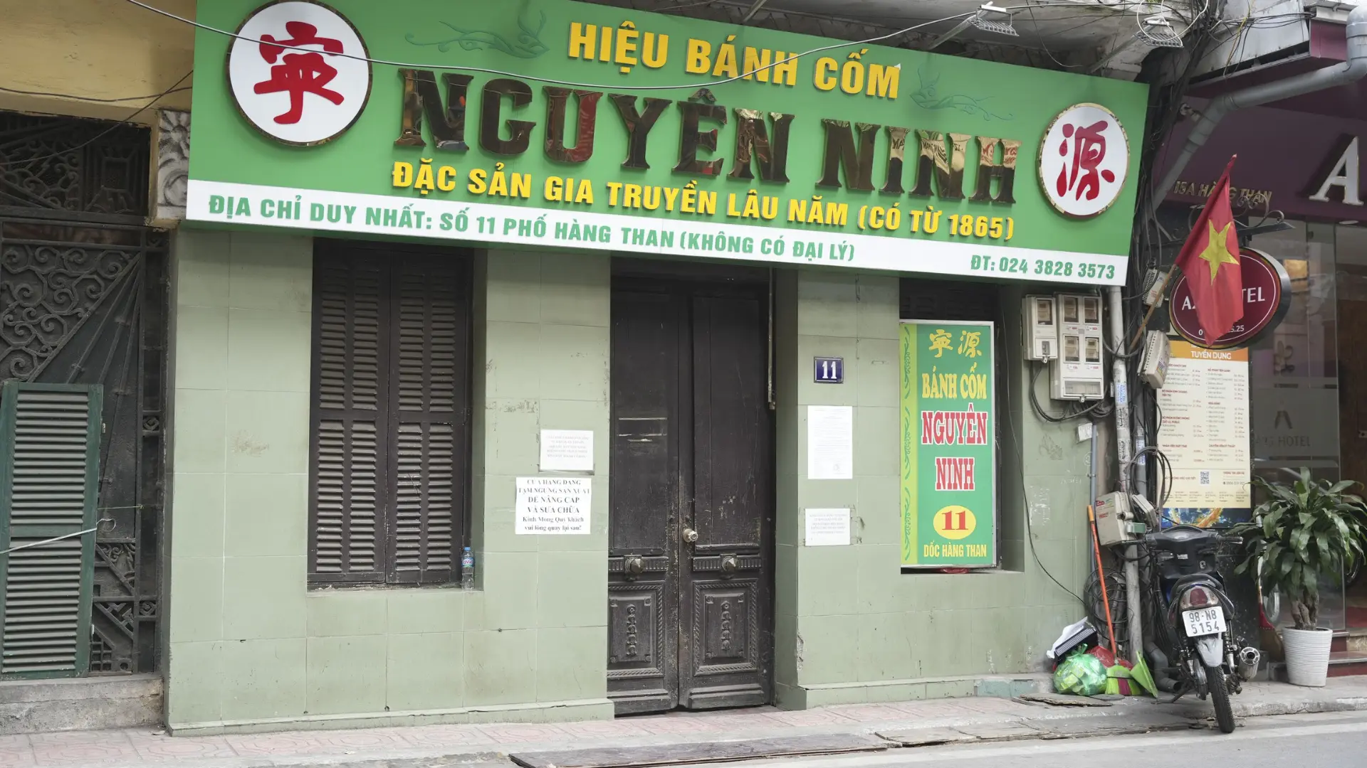 Tiệm bánh cốm Nguyên Ninh tại số 11 Hàng Than