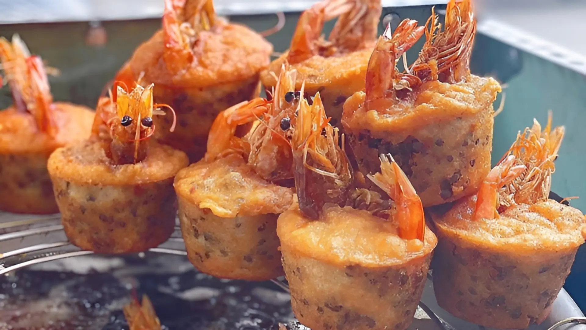 Đặc sản miền Tây – bánh cống giòn tan, nhân tôm đậm đà