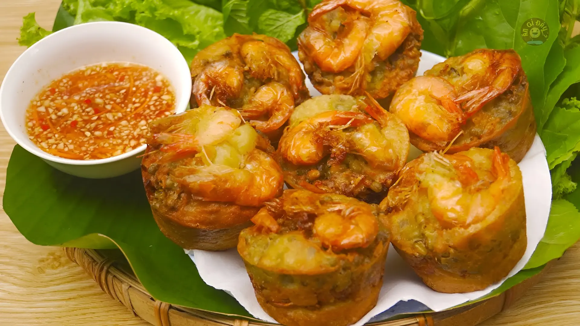 Bánh cống - Giòn rụm, thơm béo, ăn kèm rau và nước mắm chua ngọt