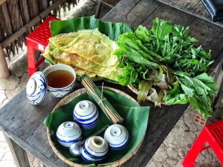 Bánh xèo ăn kèm với rau hái tại vườn ở Cồn Chim