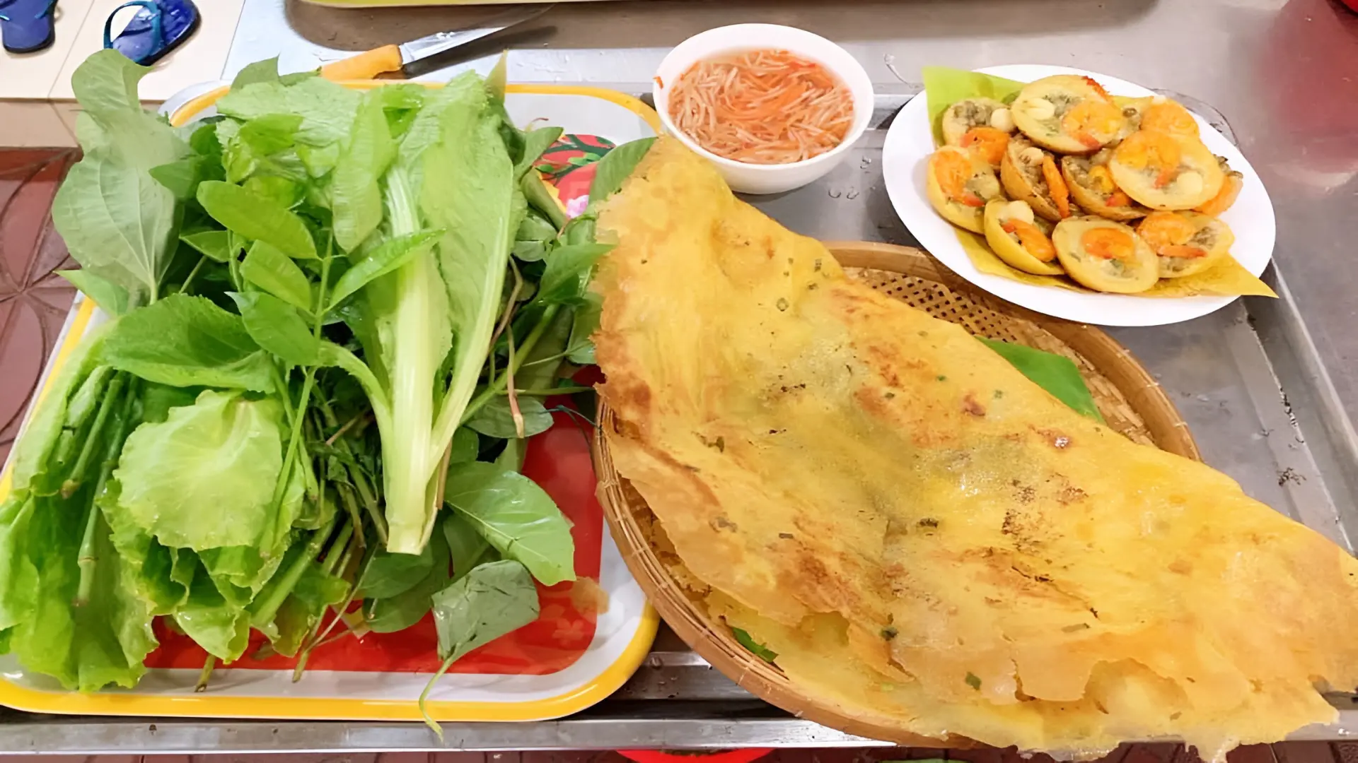 Bánh xèo - Vỏ giòn vàng, nhân tôm thịt, ăn kèm rau sống và nước mắm chua ngọt.
