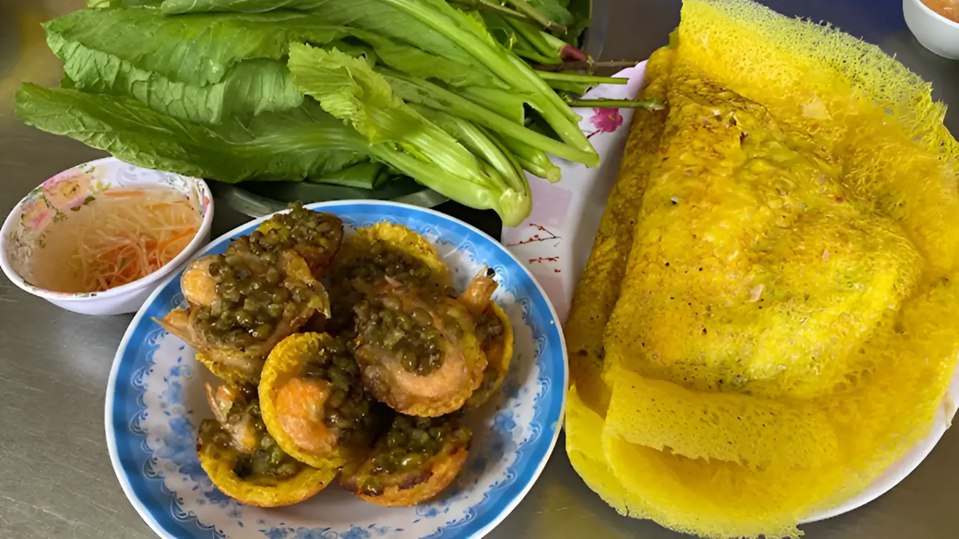 Bánh xèo - Vỏ giòn vàng, nhân tôm thịt, ăn kèm rau sống và nước mắm chua ngọt