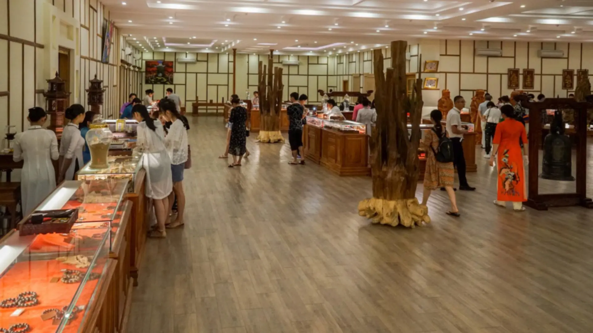 Du khách tham quan Bảo Tàng Trầm Hương tại Thái Lan