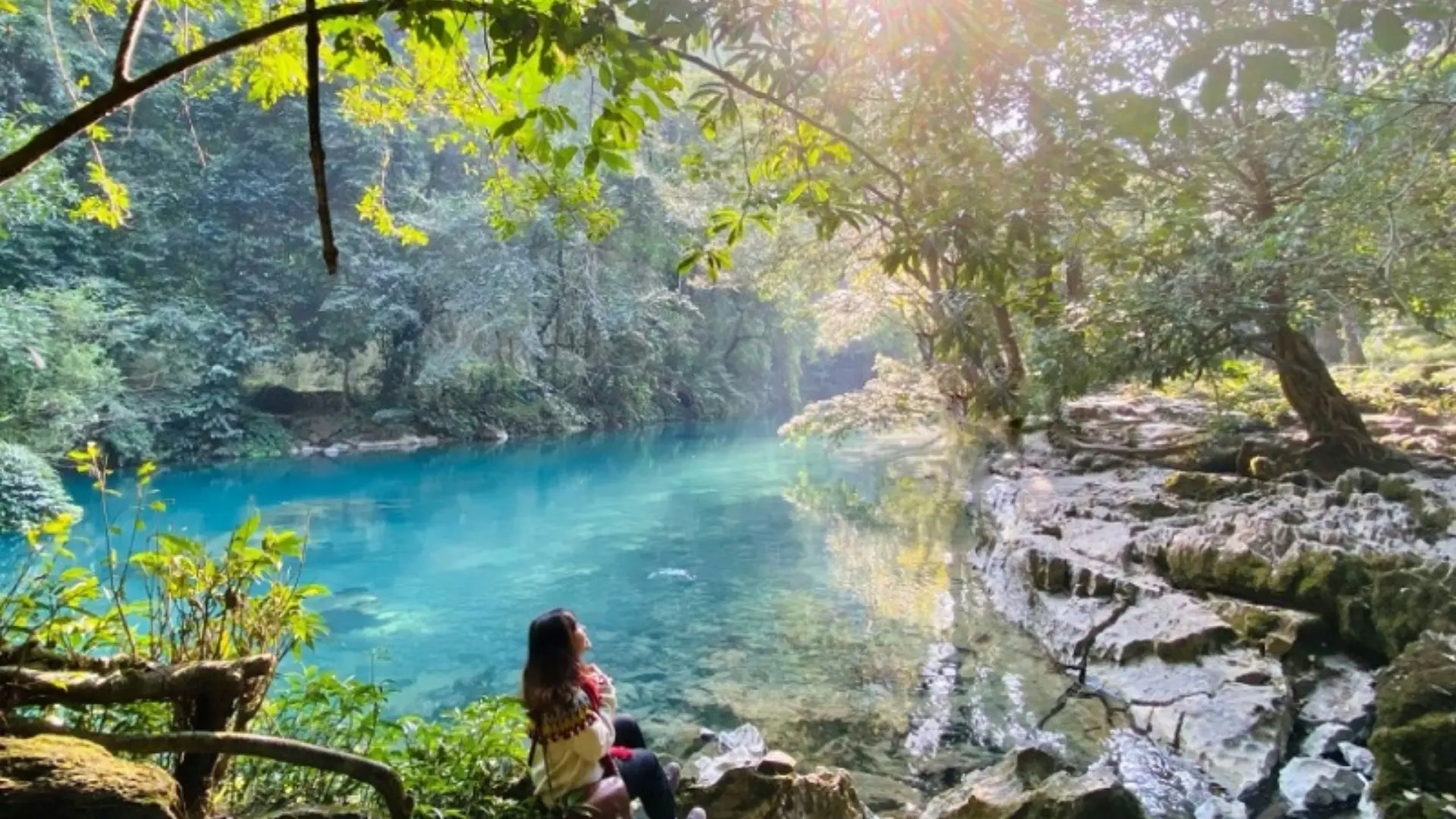 Giữ vệ sinh chung ở suối Lê Nin