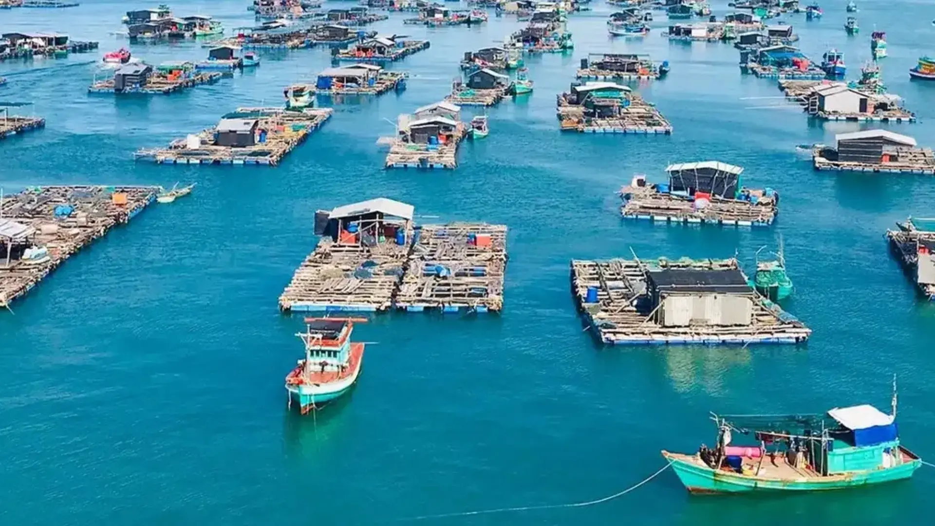 Bè nuôi cá trên biển gần quần đảo Bà Lụa nhìn từ trên cao