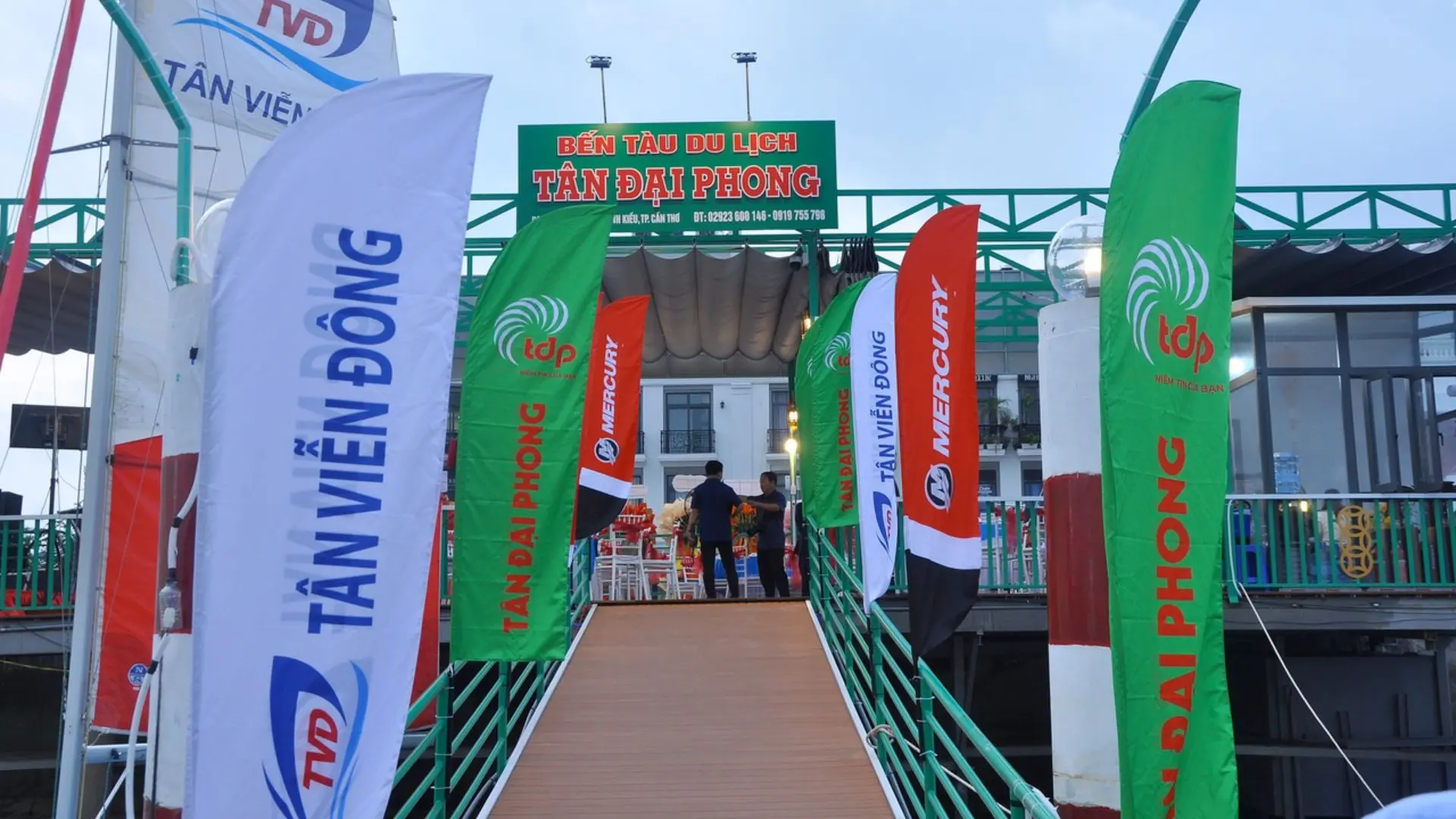 Bến tàu tân đại phong nằm tại bờ kè Vincom Xuân Khánh