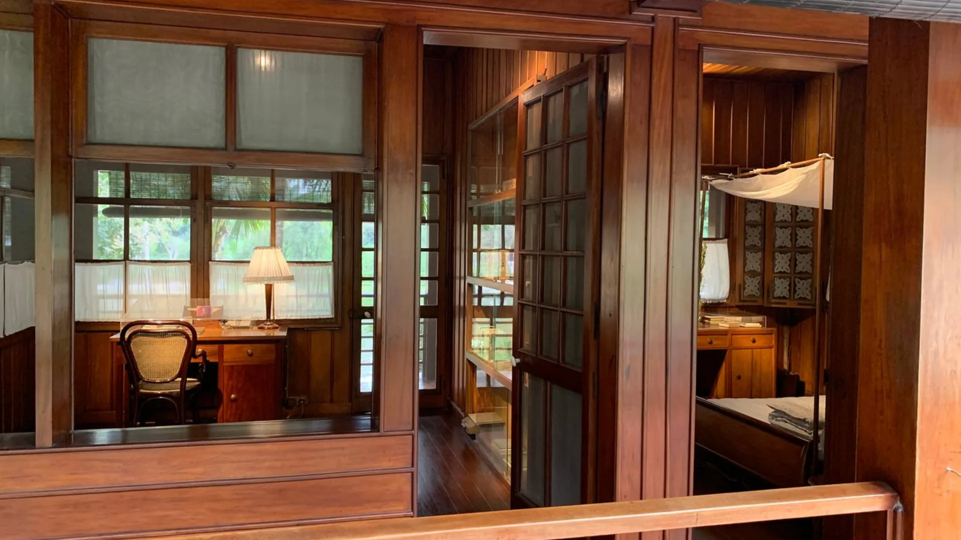 Căn phòng nhỏ trong nhà sàn Bác Hồ là nơi Chủ tịch Hồ Chí Minh đã từng làm việc