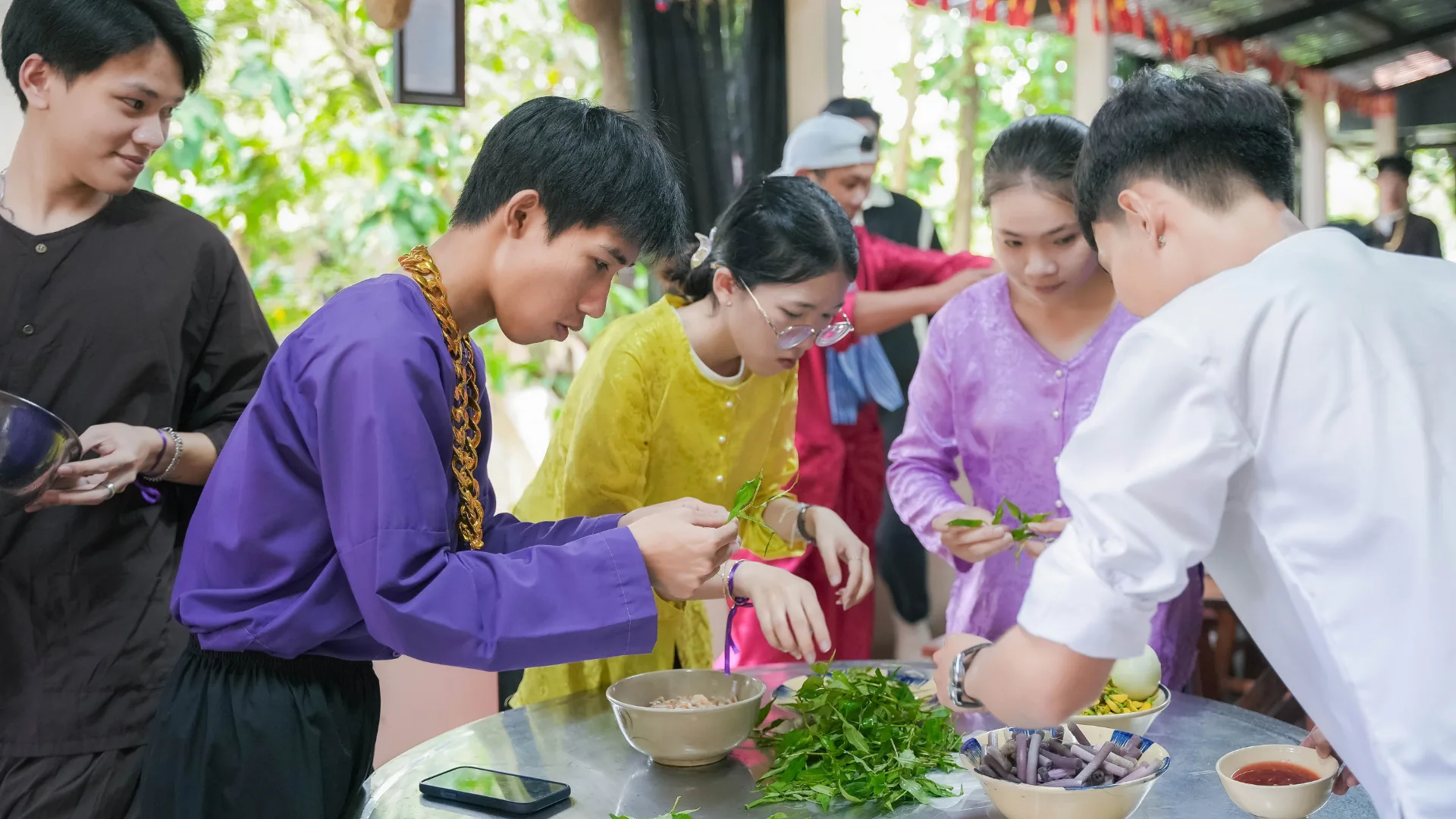 Hướng dẫn viên thi nấu ăn trong phần thử thách “Bếp Chiến Smile Guide”