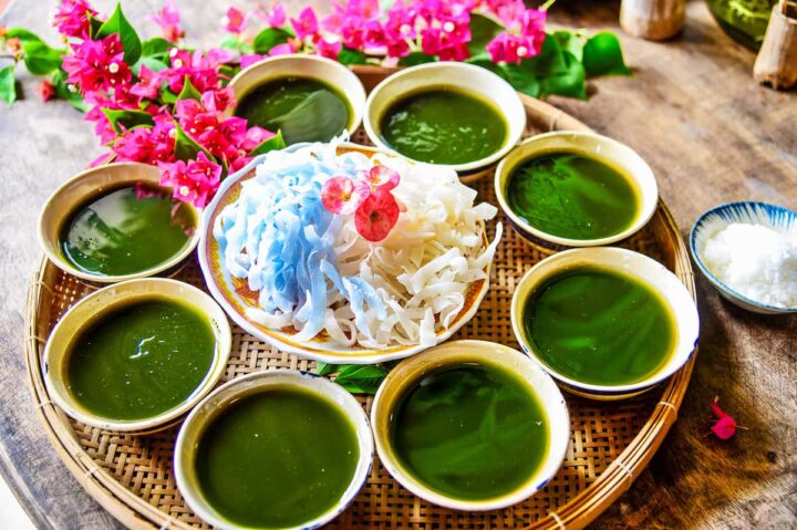 Bep Xua NamBánh mứt Cồn Chim được trang trí đẹp mắt Bo Con Chim