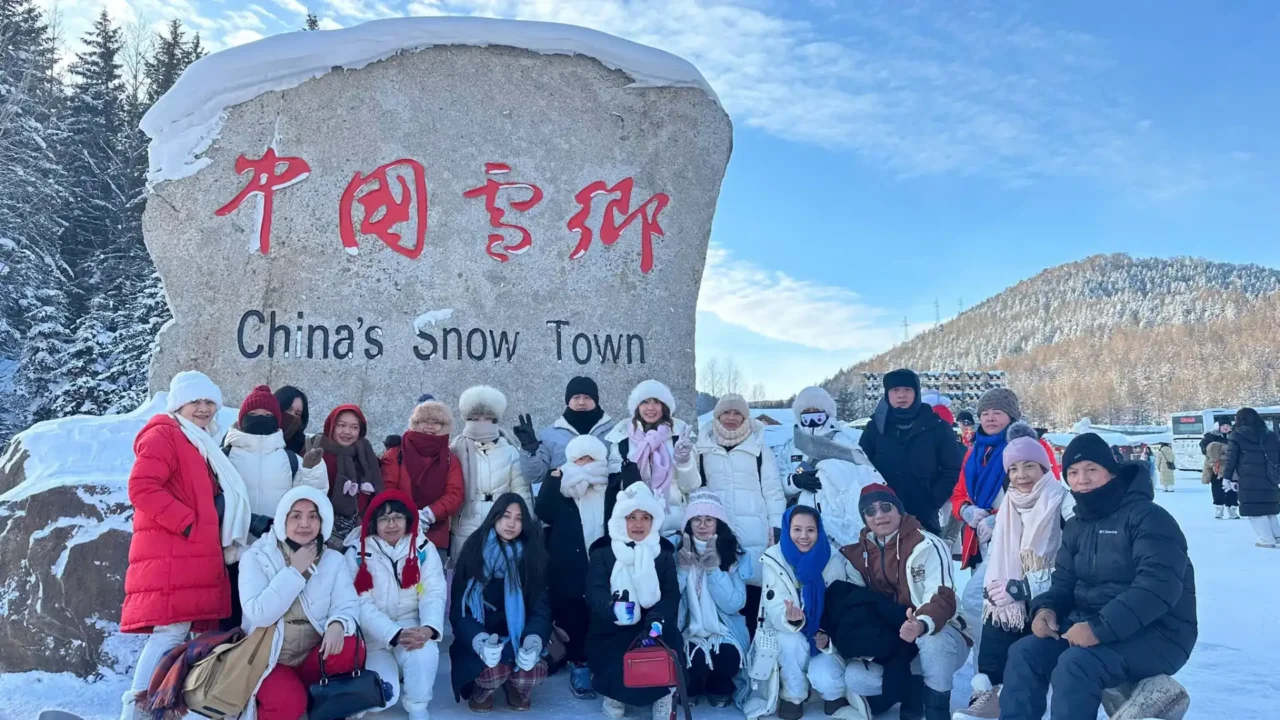 Biển hiệu đá “Tuyết Hương Đệ Nhất Trung Quốc” trong tour du lịch Cáp Nhĩ Tân