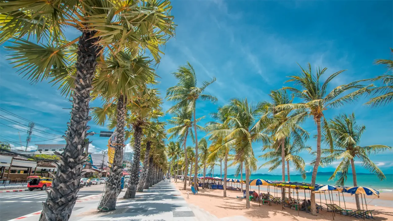 Biển Jomtien – bãi biển nổi tiếng trong Bangkok Pattaya tour cùng Nụ Cười Mê Kông