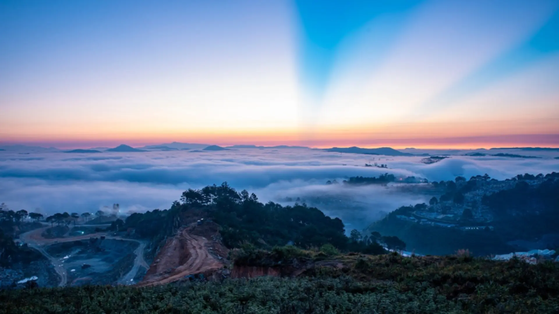 Biển mây nhìn từ đồi radar núi LangBiang