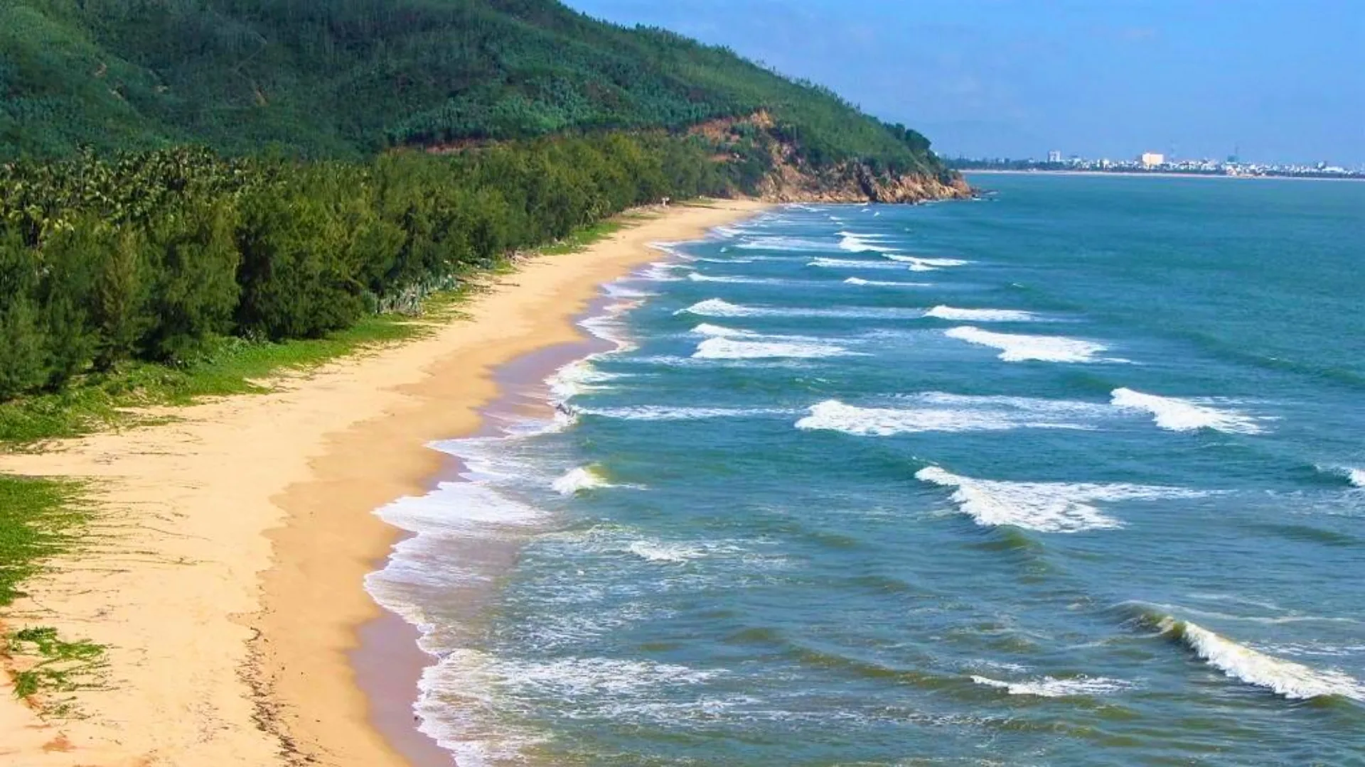 Bãi biển Quy Hòa dịu êm, mát mẻ