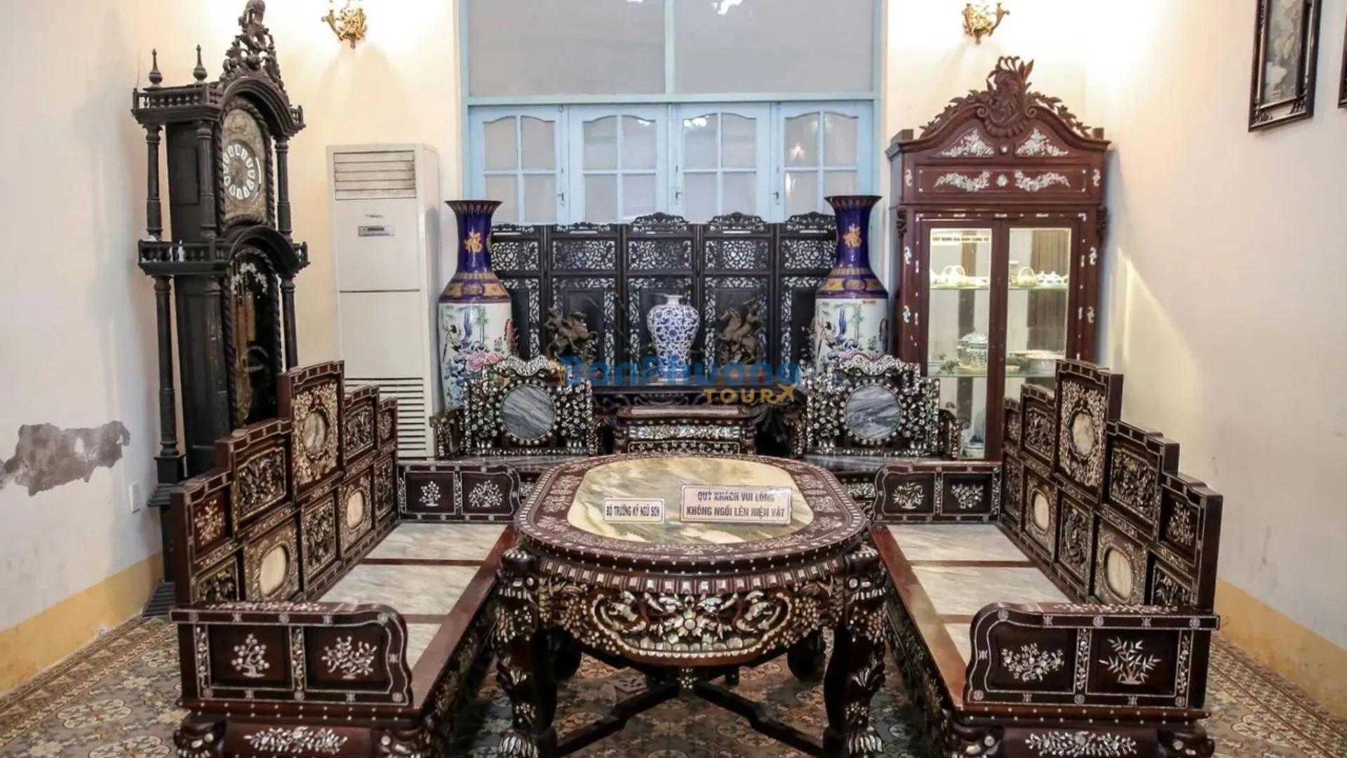 Bộ bàn ghế gỗ quý chạm khảm xà cừ tinh xảo 