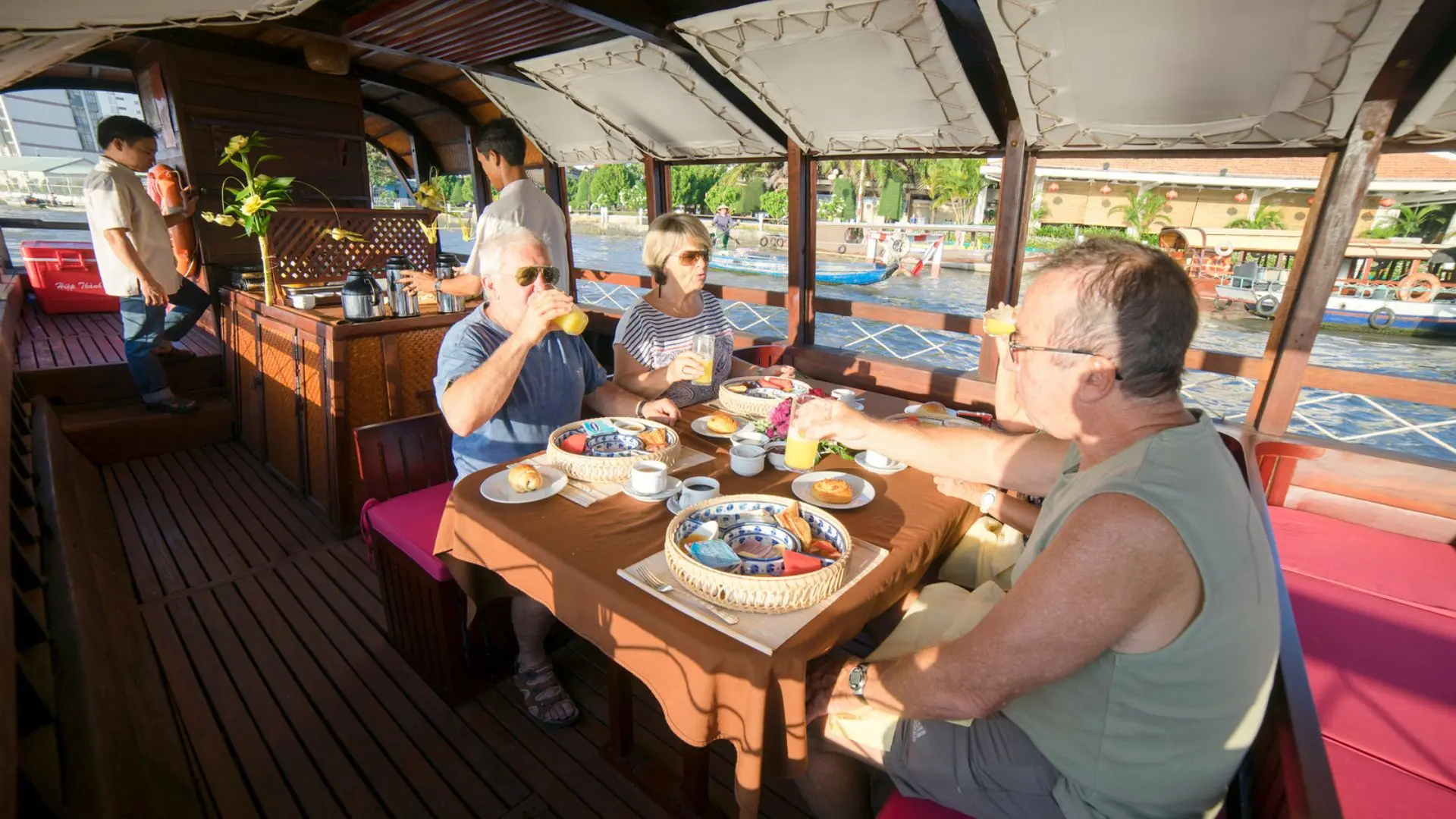 dịch vụ tàu Mystic tham quan chợ nổi cái răng buổi sáng