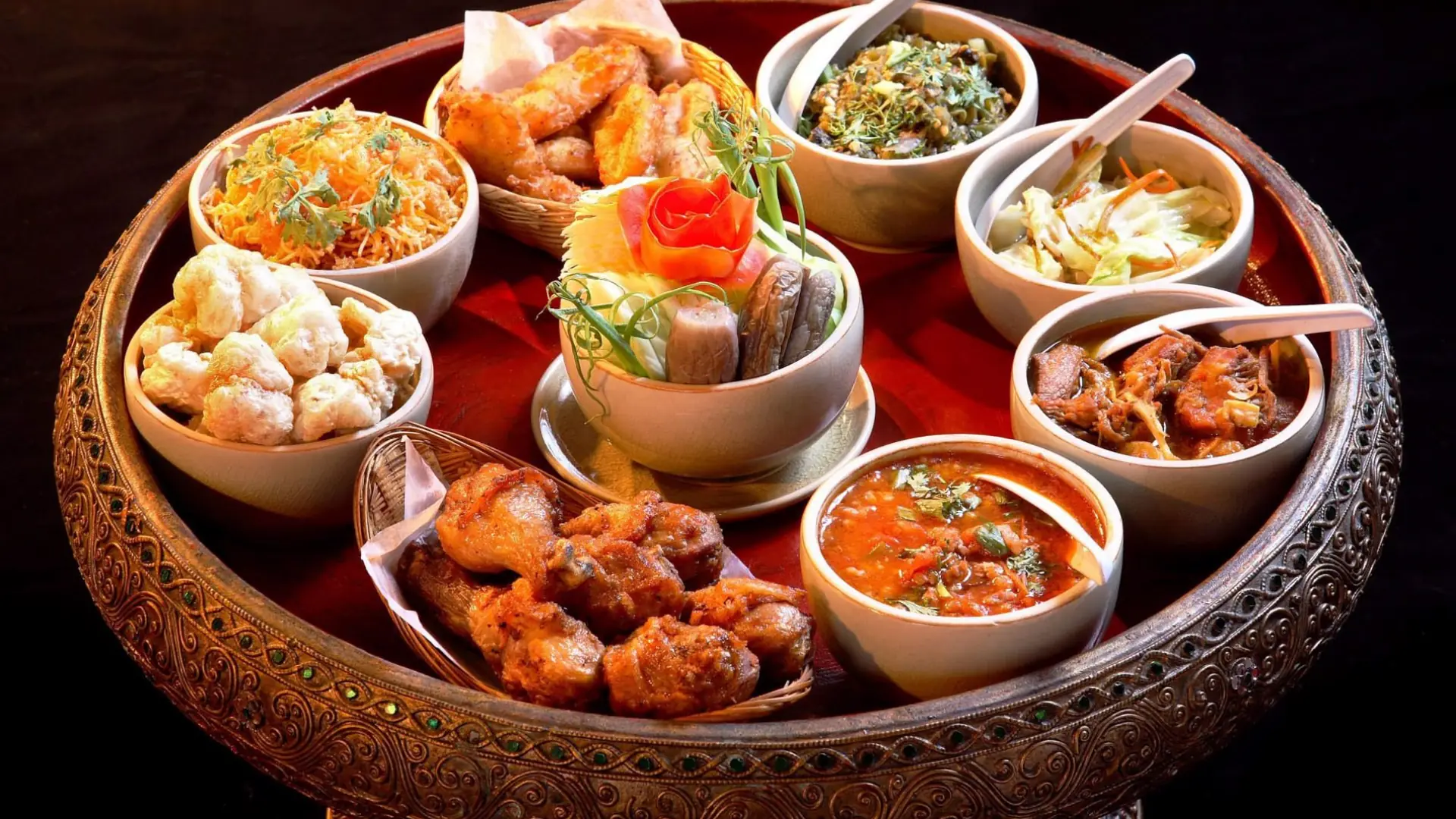 Bữa tối hoàng gia Khantoke – tour Bangkok Pattaya từ TPHCM