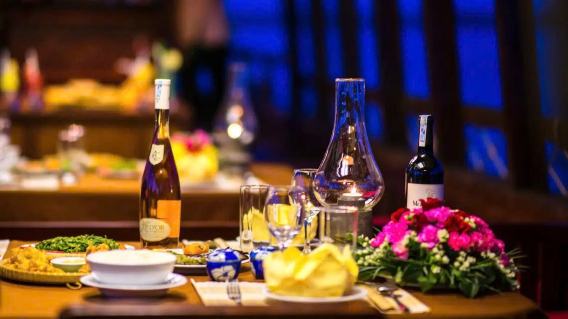 dịch vụ tàu Mystic thưởng thức bữa tối sang trọng và lãng mạng trên sông