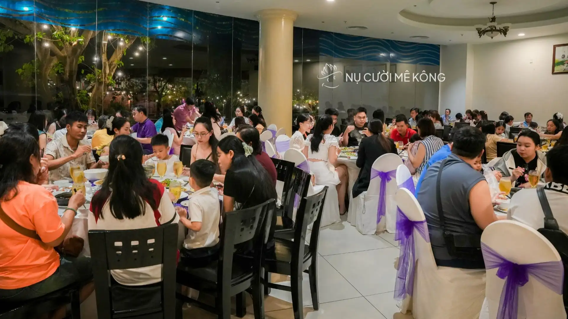 Bữa tối quây quần của nhóm nhân viên trong chuyến du lịch Phan Thiết