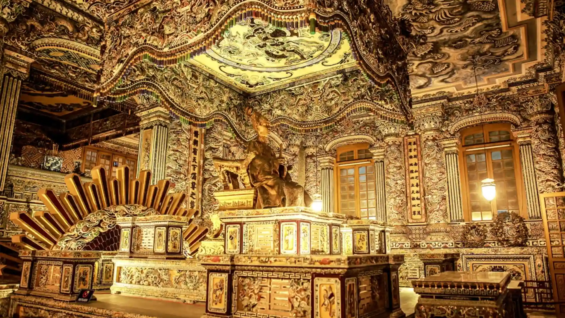 Tượng Vua trong Lăng Khải Định được khảm vàng