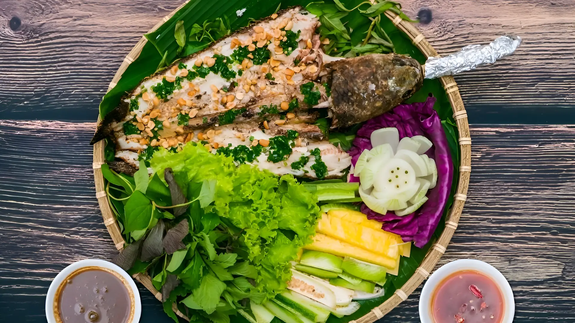 Cá lóc nướng trui - ăn kèm bánh tráng, rau sống và mắm nêm