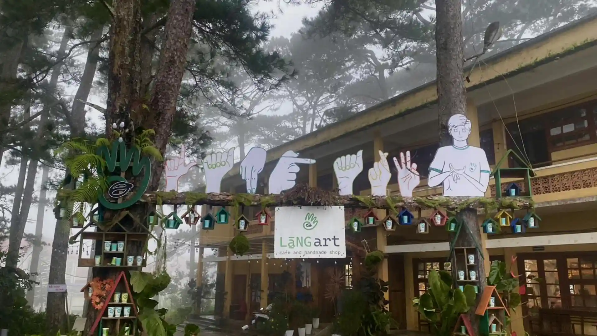 Lối vào tiệm Cà phê Lặng Art