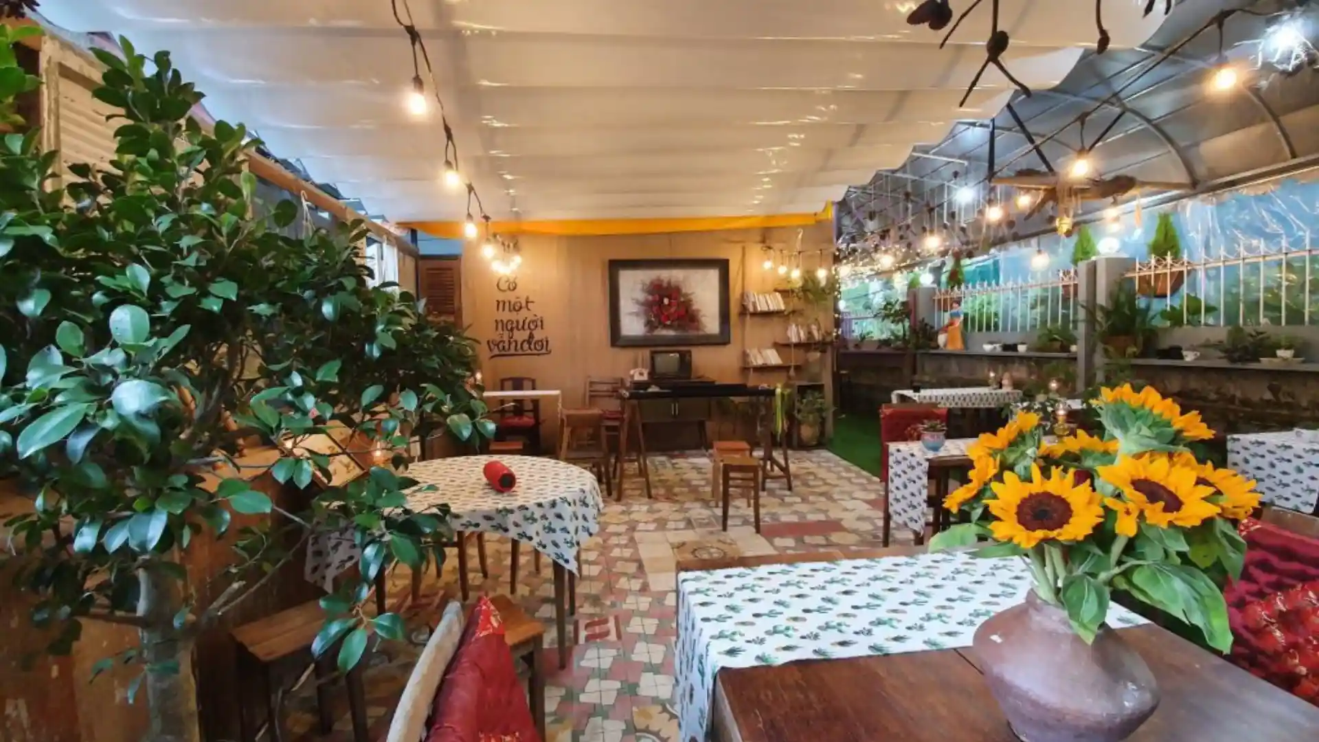 Không gian bên trong quán Cà phê Lặng Art