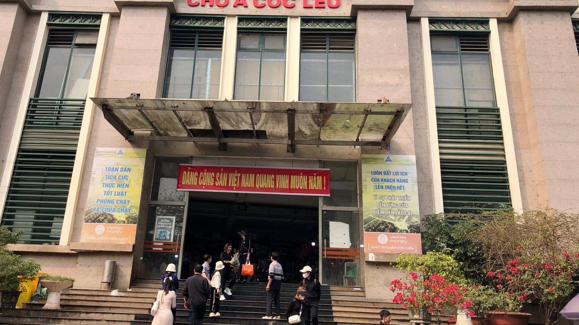 Đông đảo người tập trung tại Chợ Cốc Lếu A