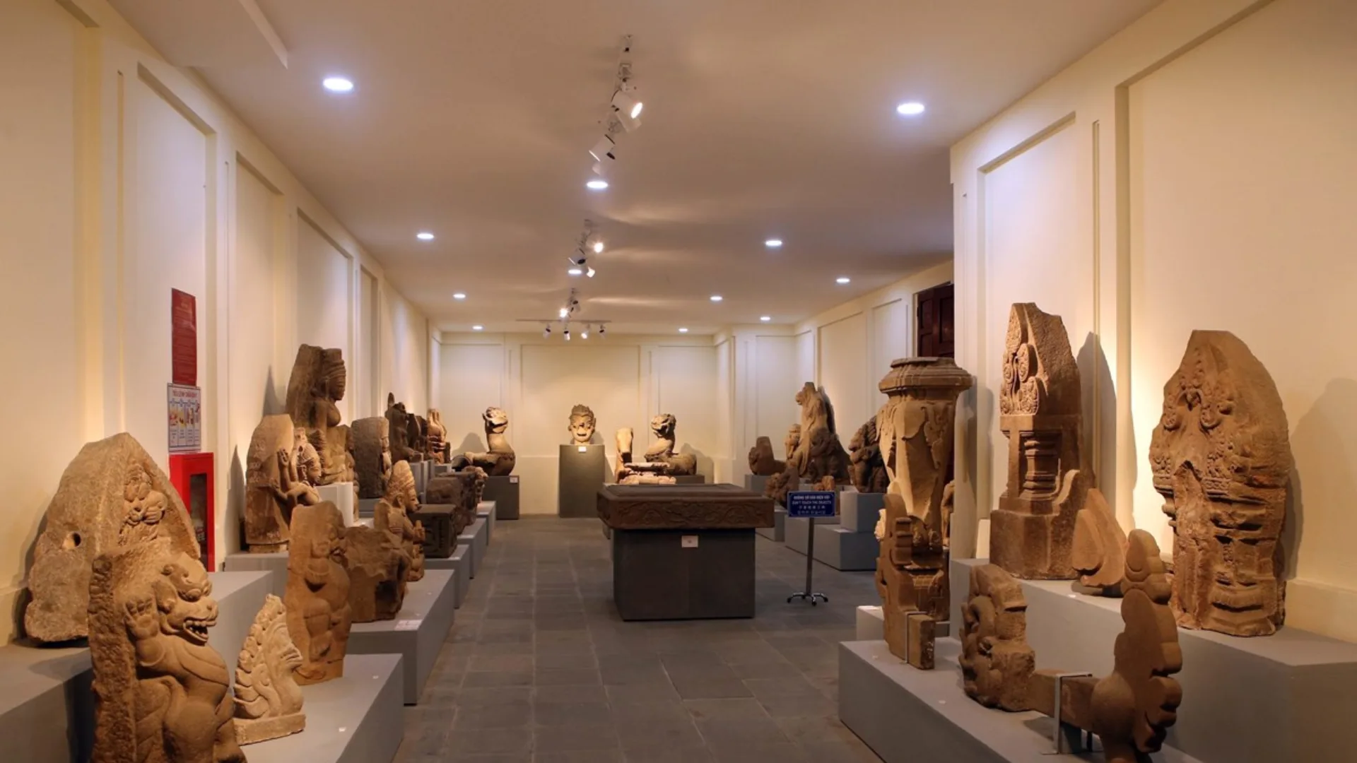 Một số hiện vật được trưng bày tại bảo tàng điêu khắc Chăm Đà Nẵng