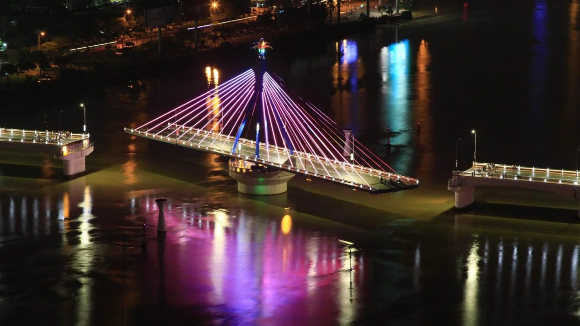 Cảnh cầu sông Hàn quay về đêm